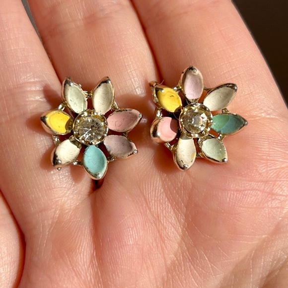 Vintage Pastel Enamel Floral Screw-Back Earrings – 1940s/50s - Picture 1 of 5